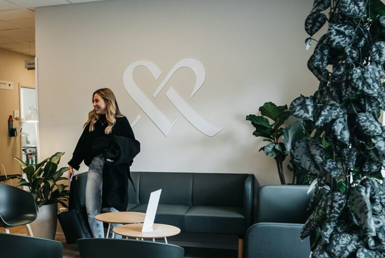Meliva vårdcentral, väntrum med Meliva-hjärtat på väggen