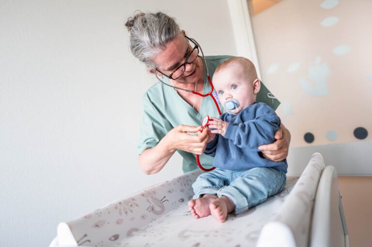 Läkare bebis vårdcentral