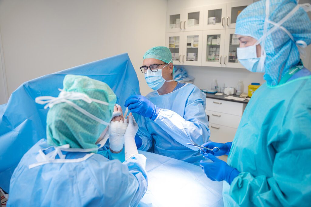 Handkirurgi, operation